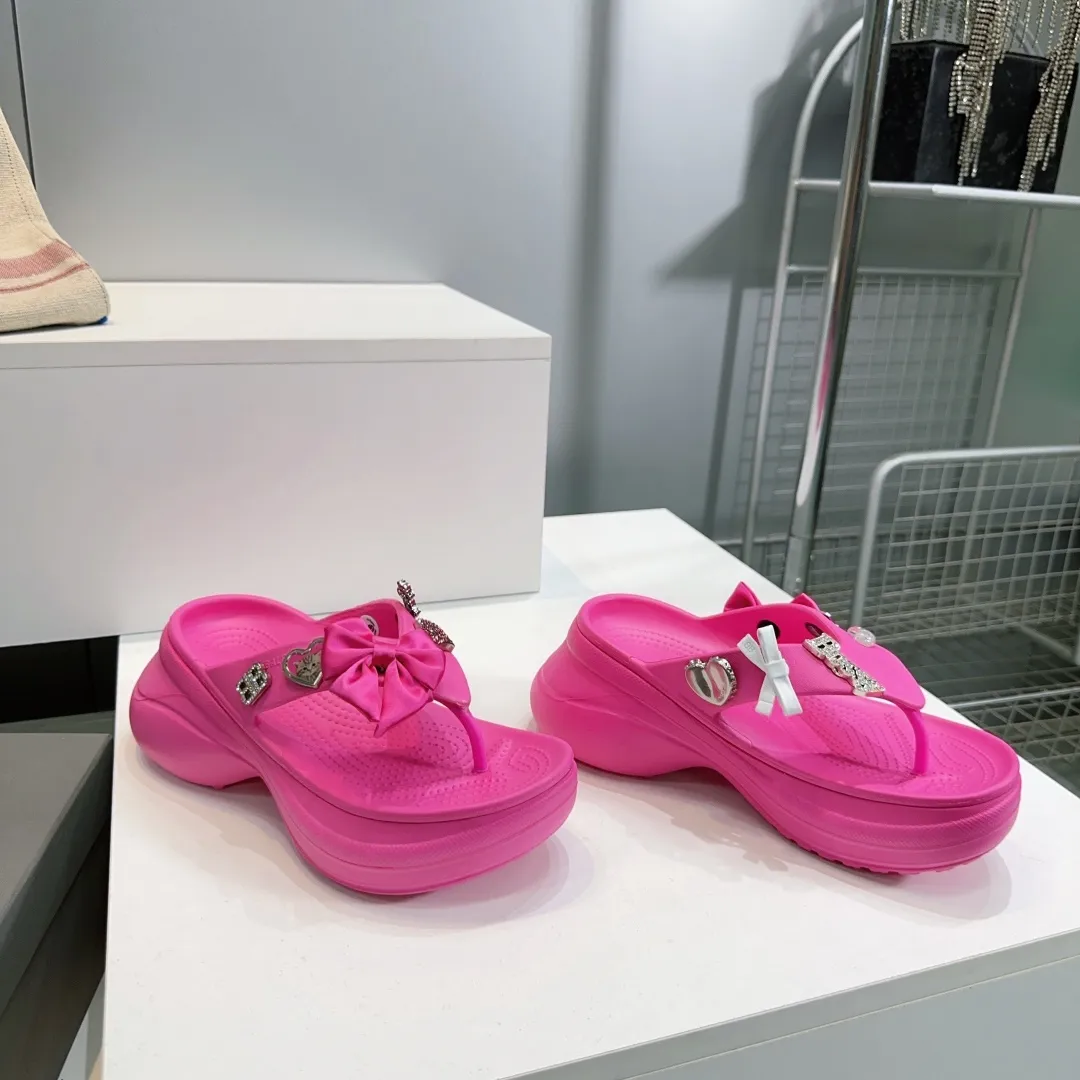 👟👟Ex-factory price 440👟👟 Top quality🔥Balenciaga 25 spring and summer latest thick-soled rubber jelly shoes flip-flops! 25 new spring dark horse items, fashion bloggers at home and abroad have put on foot shows, popular on social platforms at home and abroad, fashionistas must buy, various Parisian elements hardware buckle DIY, highly brand recognition All hardware is re-engraved and made with heavy gold molds Ingenious craftsmanship, accurately restoring every detail Original open-mold EVA rubber and plastic one-piece outsole Super light on the foot, a proper height-increasing artifact with an outsole height of 6cm Original full set of packaging Code number: 35-42 (40, 41, 42 are non-refundable) with original packaging